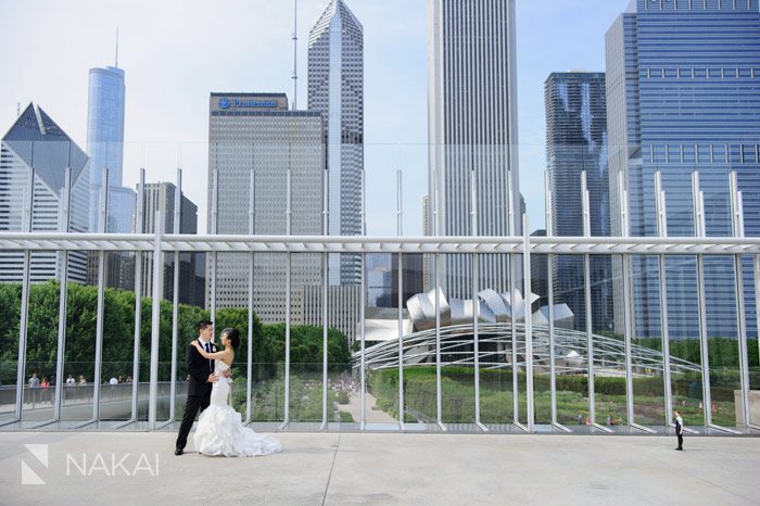 chicago modern wing wedding picture millennium park