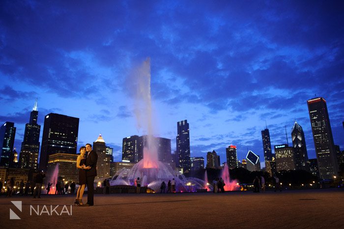 chicago engagement picture buckingham fountain night