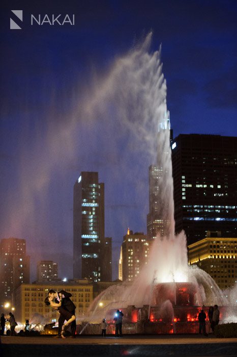 buckingham fountain couple engagement photo