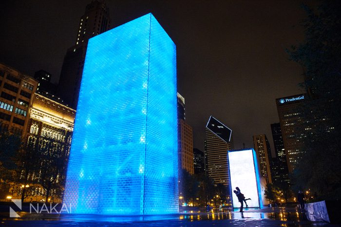 best chicago engagement photo millennium park night