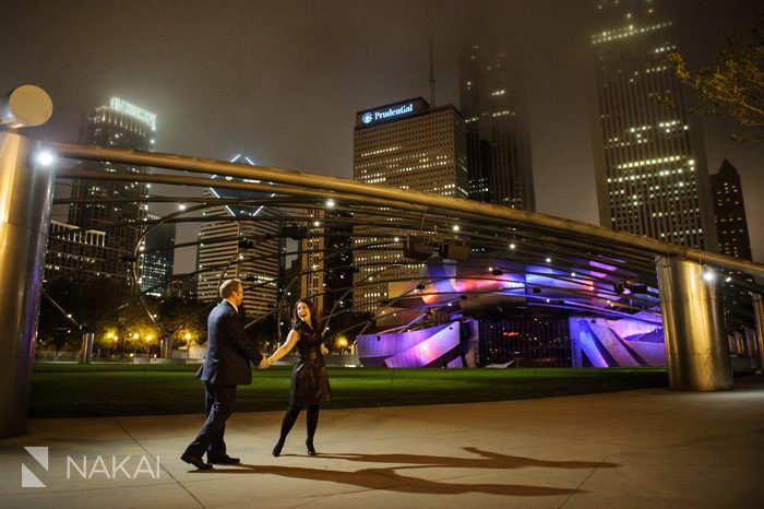 best chicago engagement photos millennium park nighttime