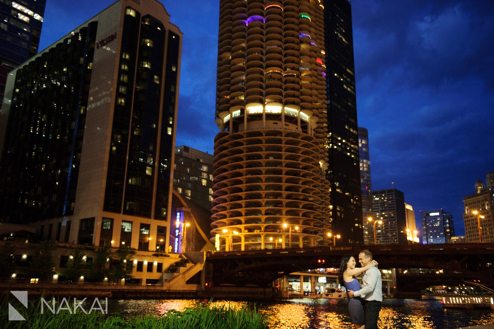 romantic chicago engagement picture best riverwalk at night
