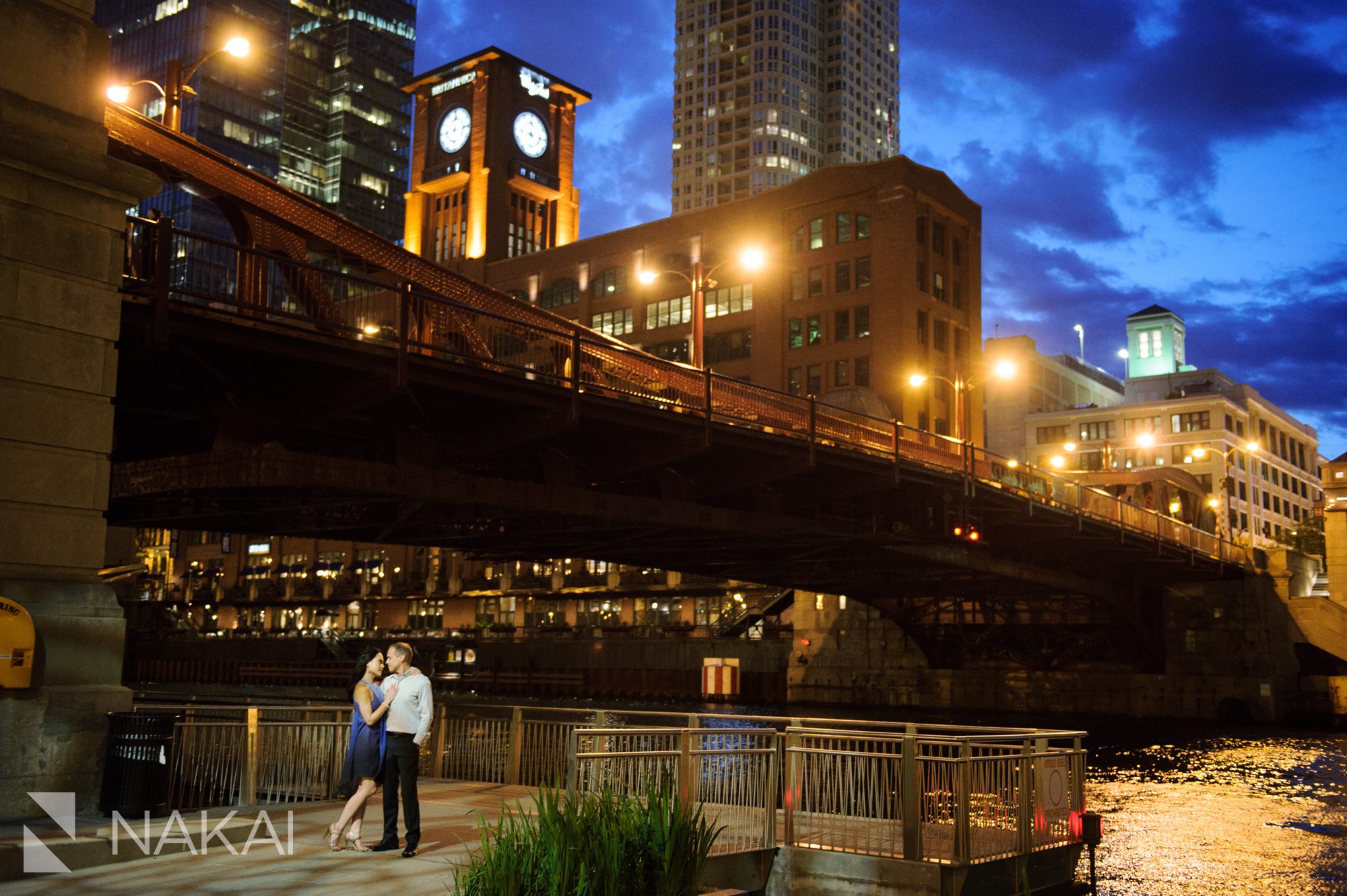 romantic chicago engagement photographer best riverwalk at night
