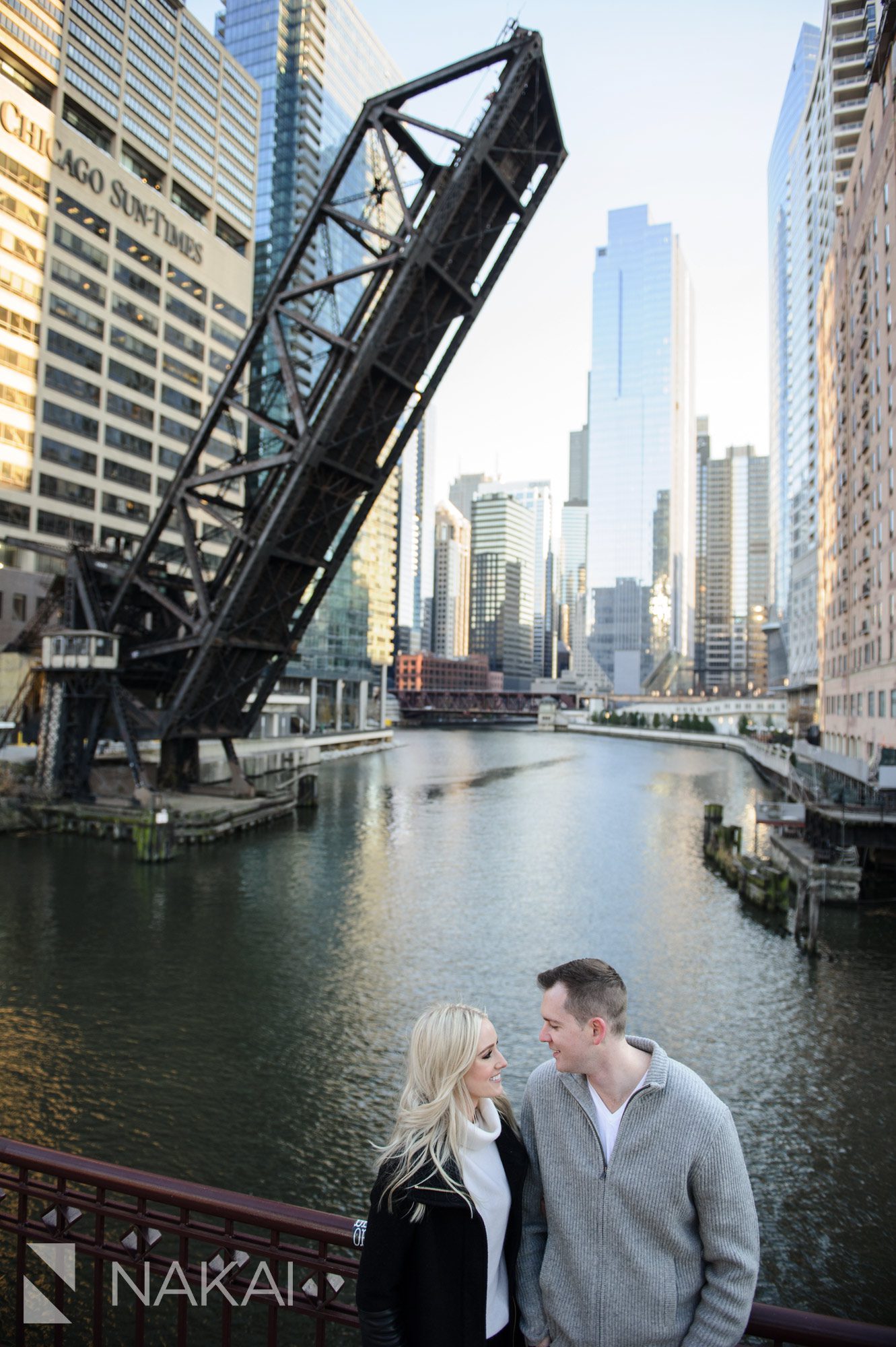 kinzie st bridge engagement picture chicago