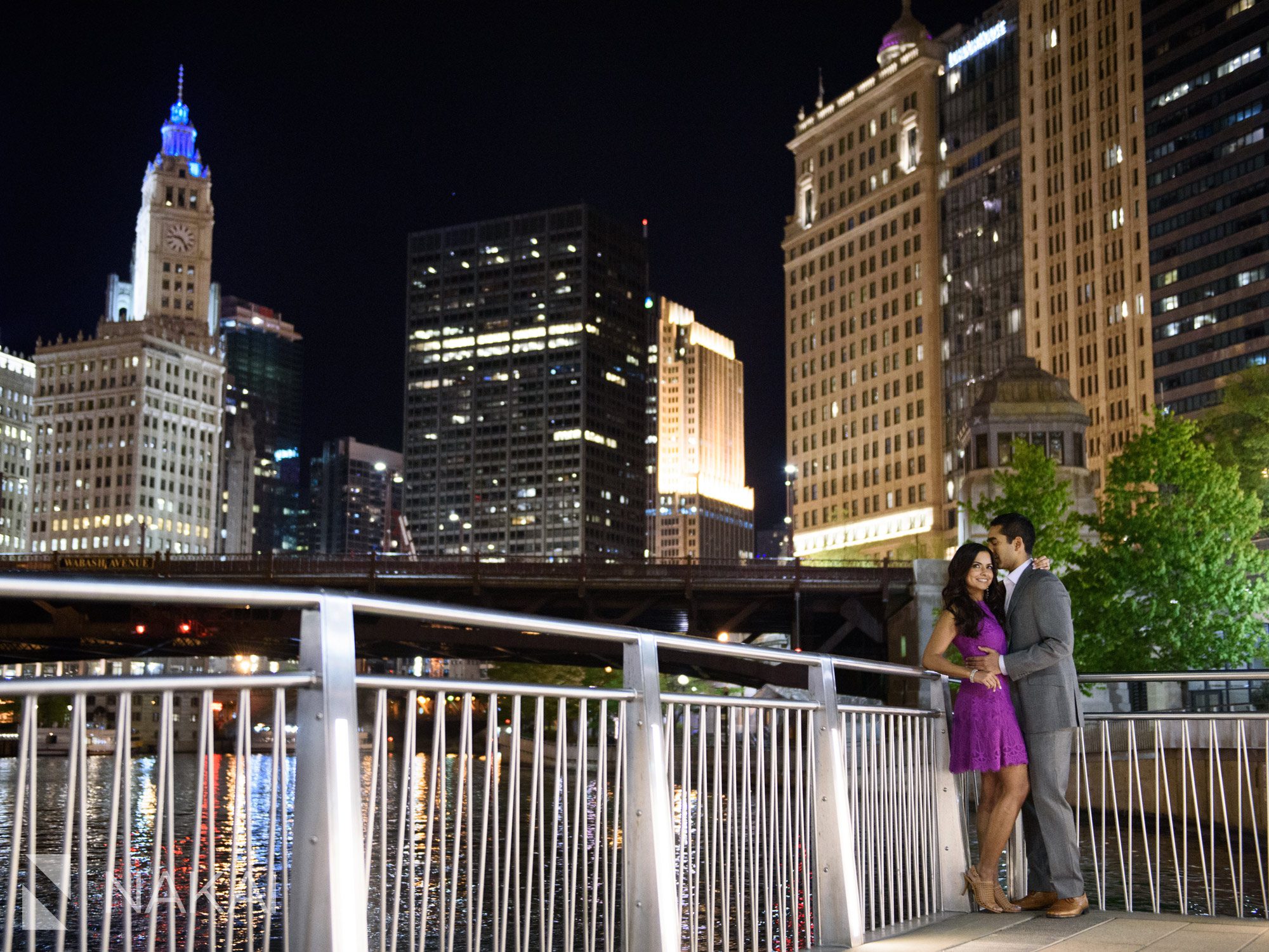 best Chicago engagement spot photos night riverwalk