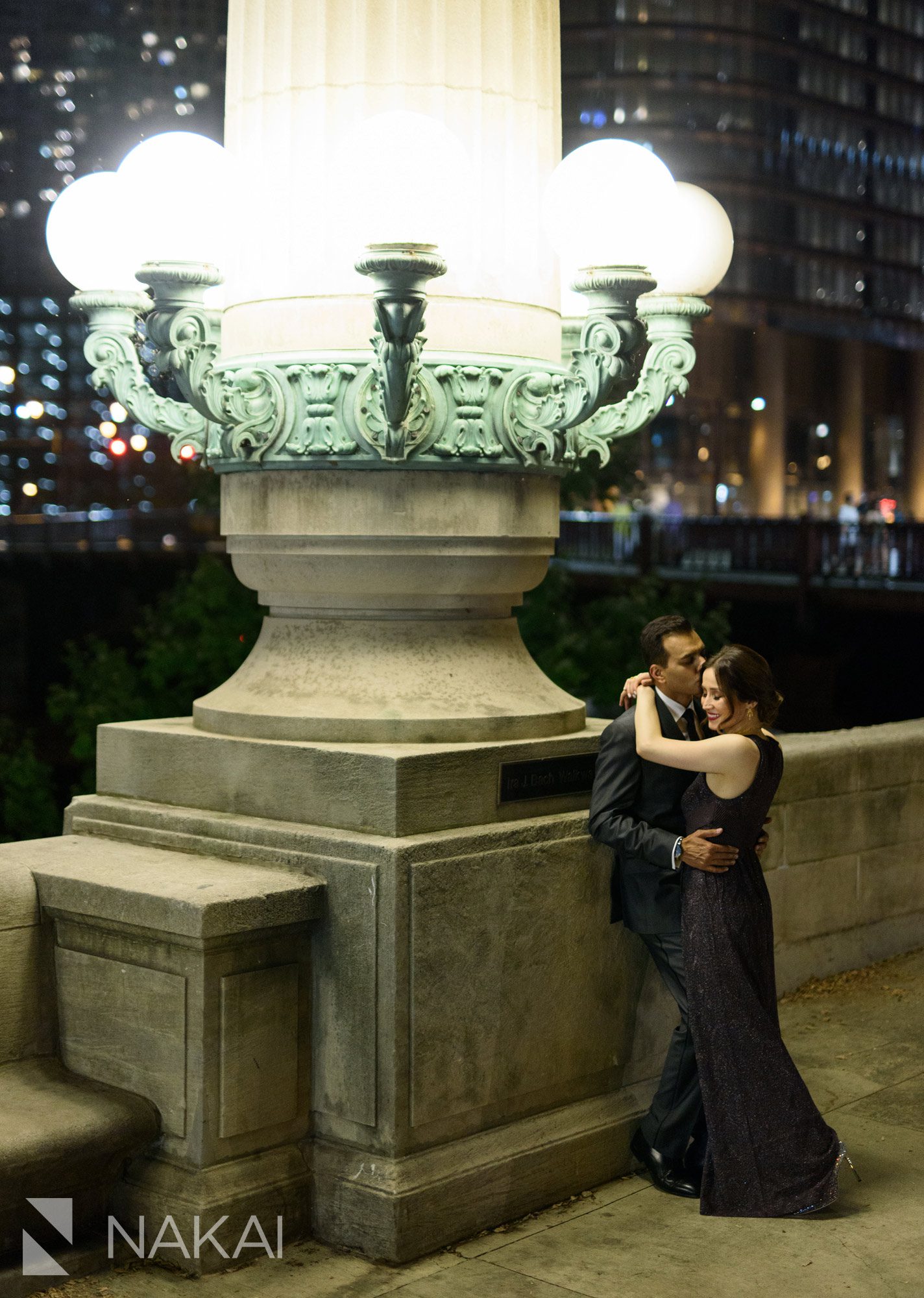 amazing Chicago engagement pictures night time riverwalk