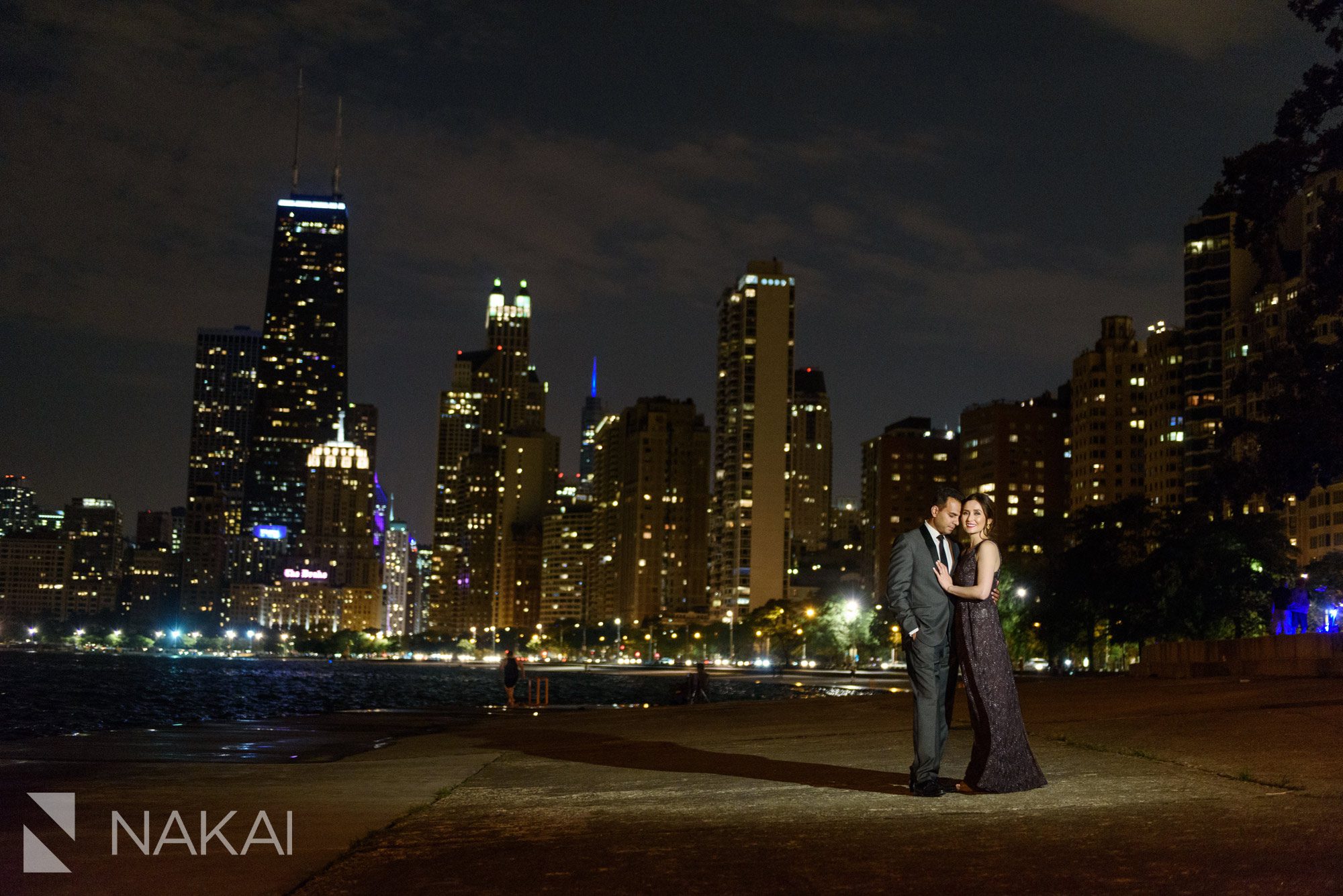 amazing Chicago engagement photos night time skyline