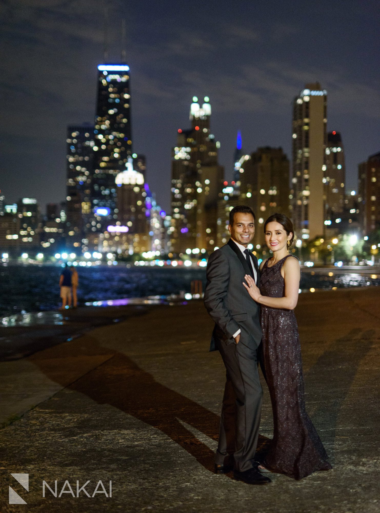 amazing Chicago engagement pictures night time skyline