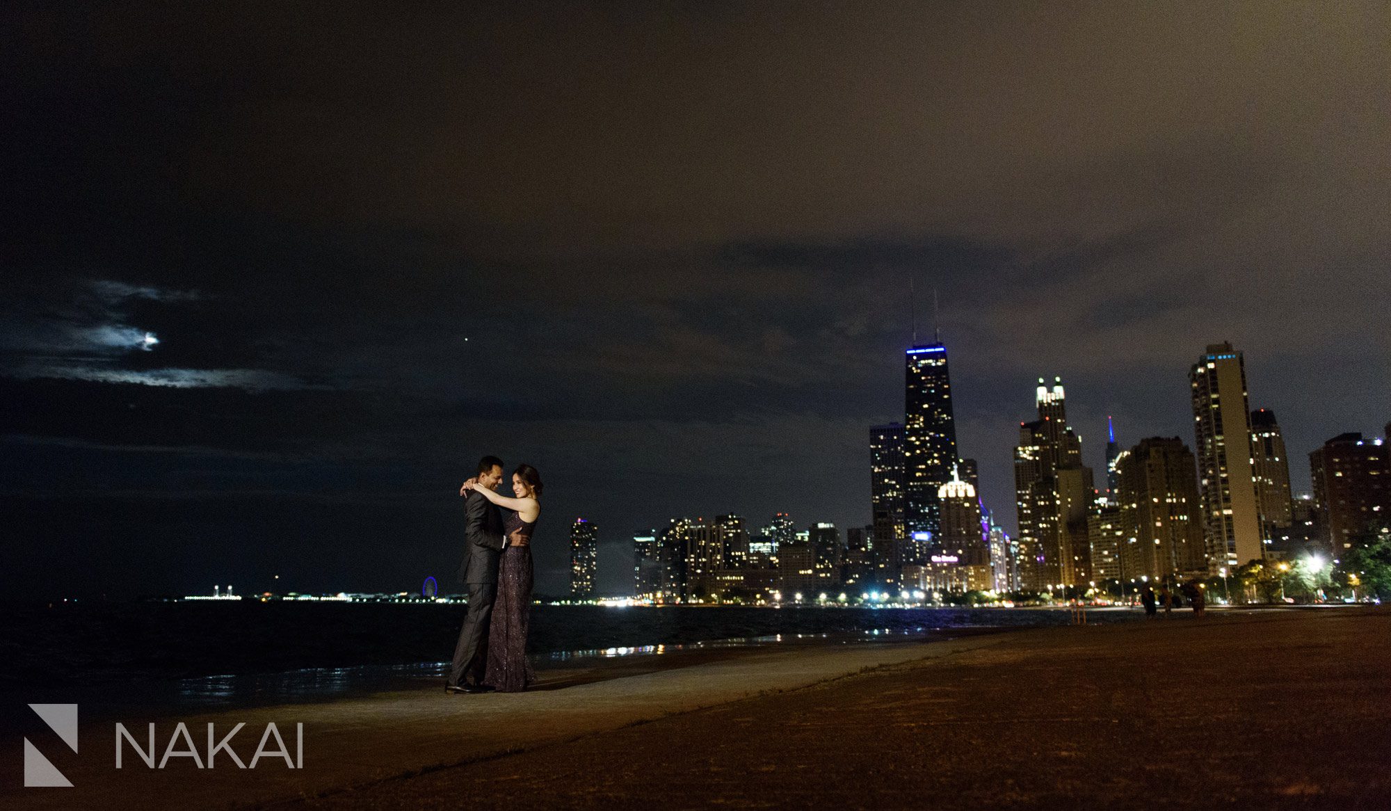 amazing Chicago engagement pictures night time skyline