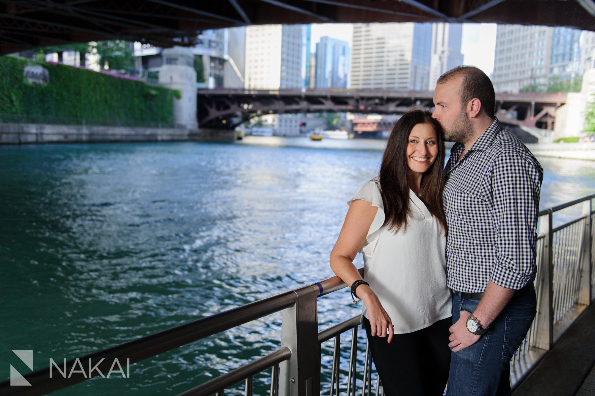 downtown Chicago engagement picture riverwalk