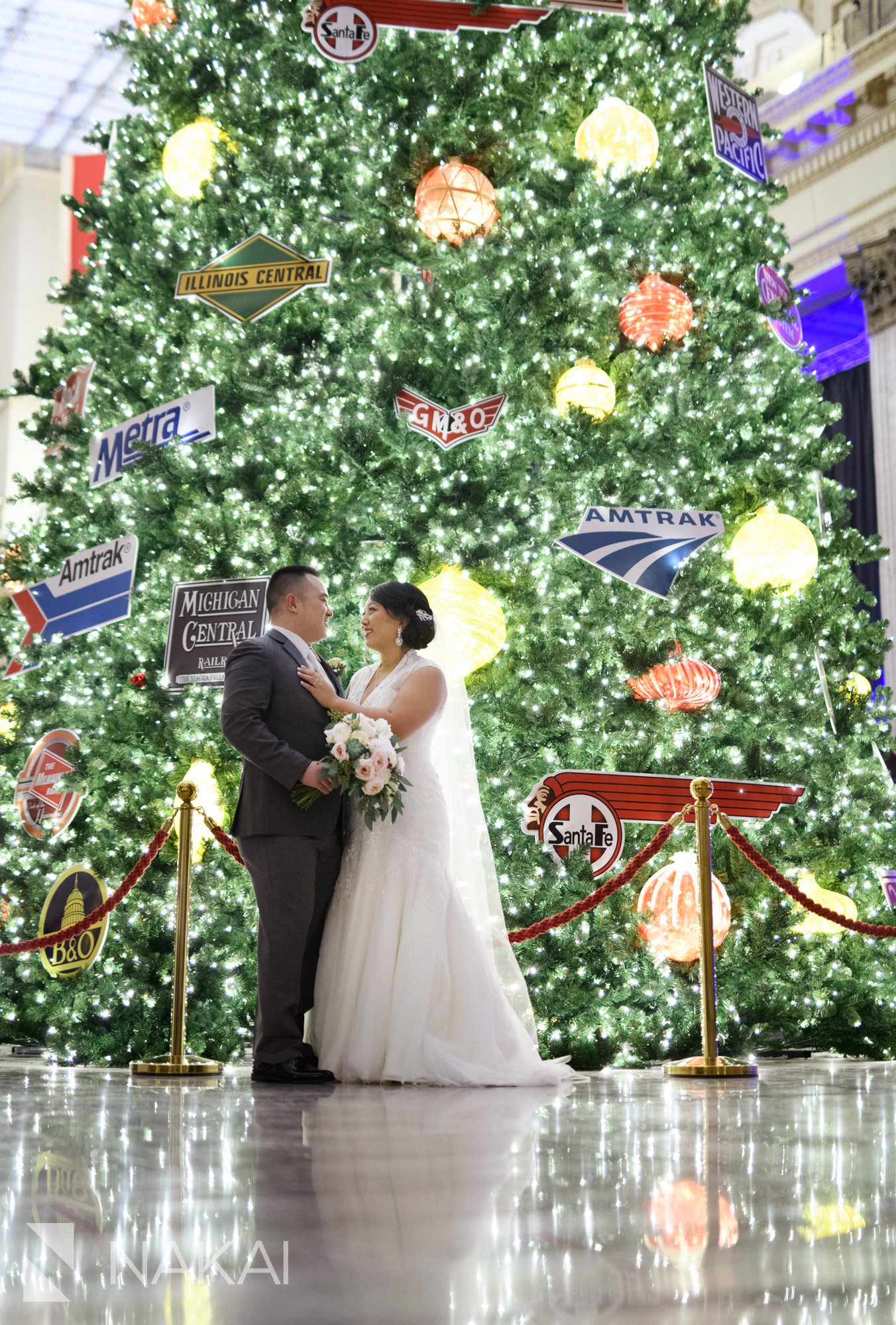 Chicago winter wedding photographer union station bride groom