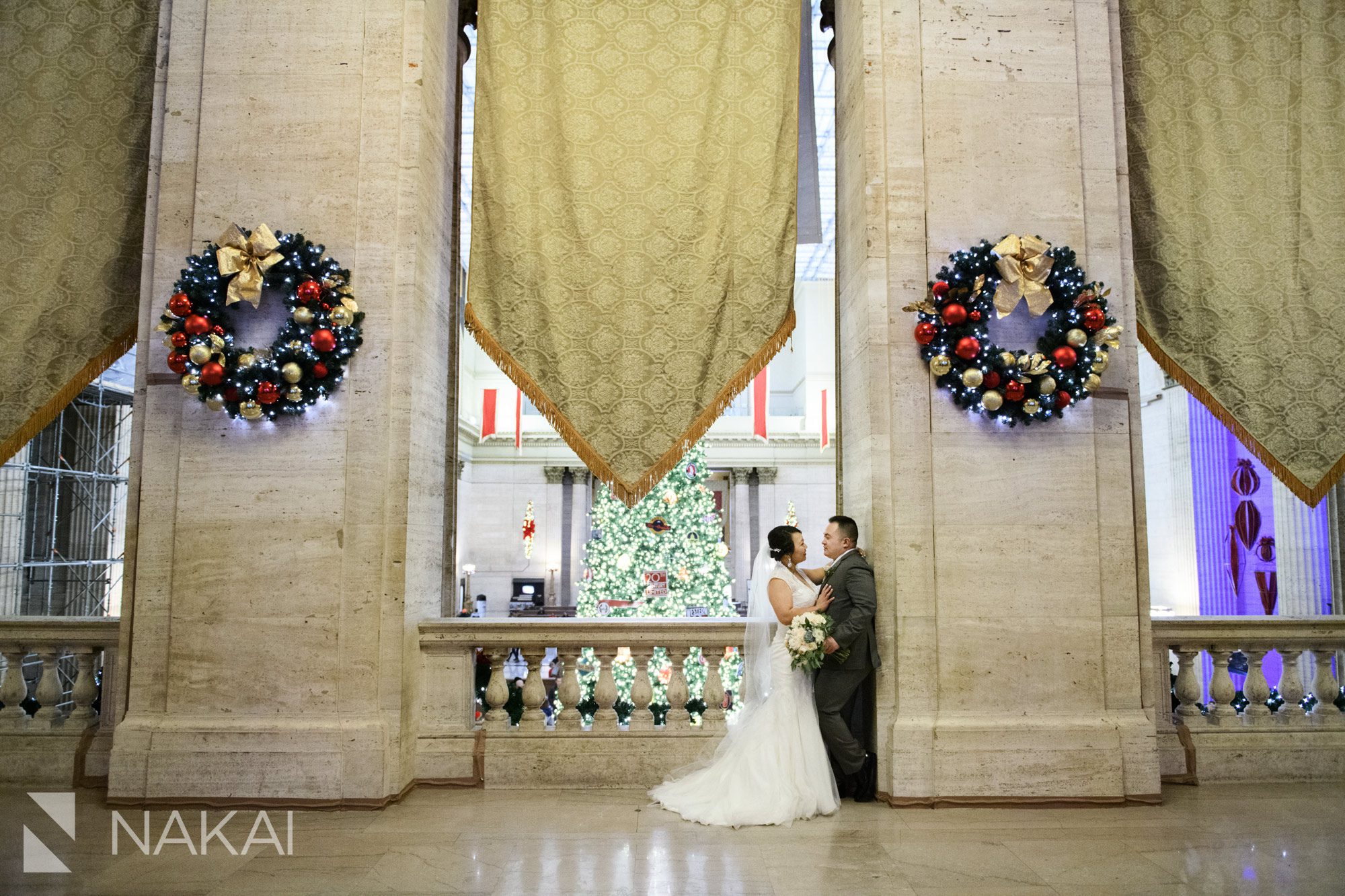 Chicago winter wedding picture union station bride groom