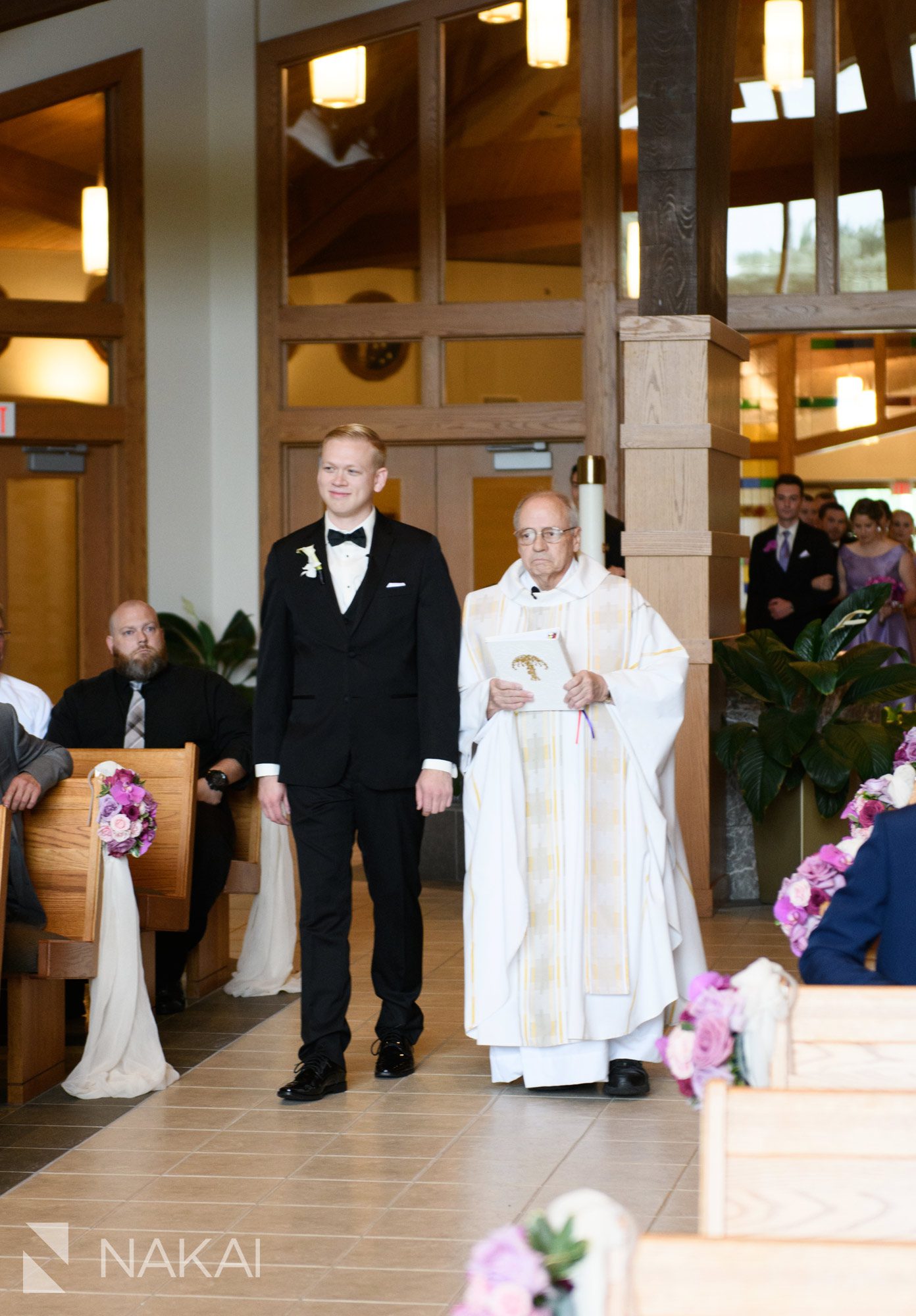 Chicagoland suburban wedding pictures ceremony catholic