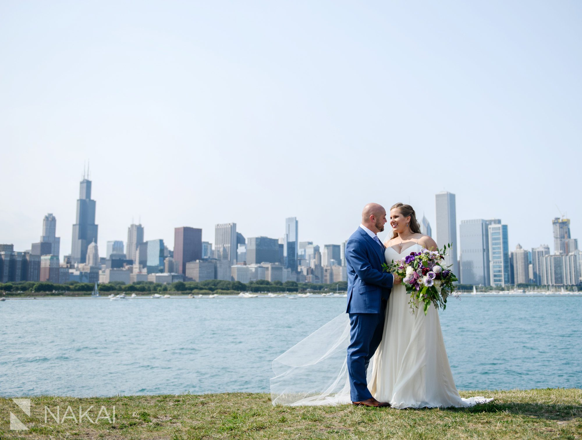 chicago skyline wedding photo bride groom
