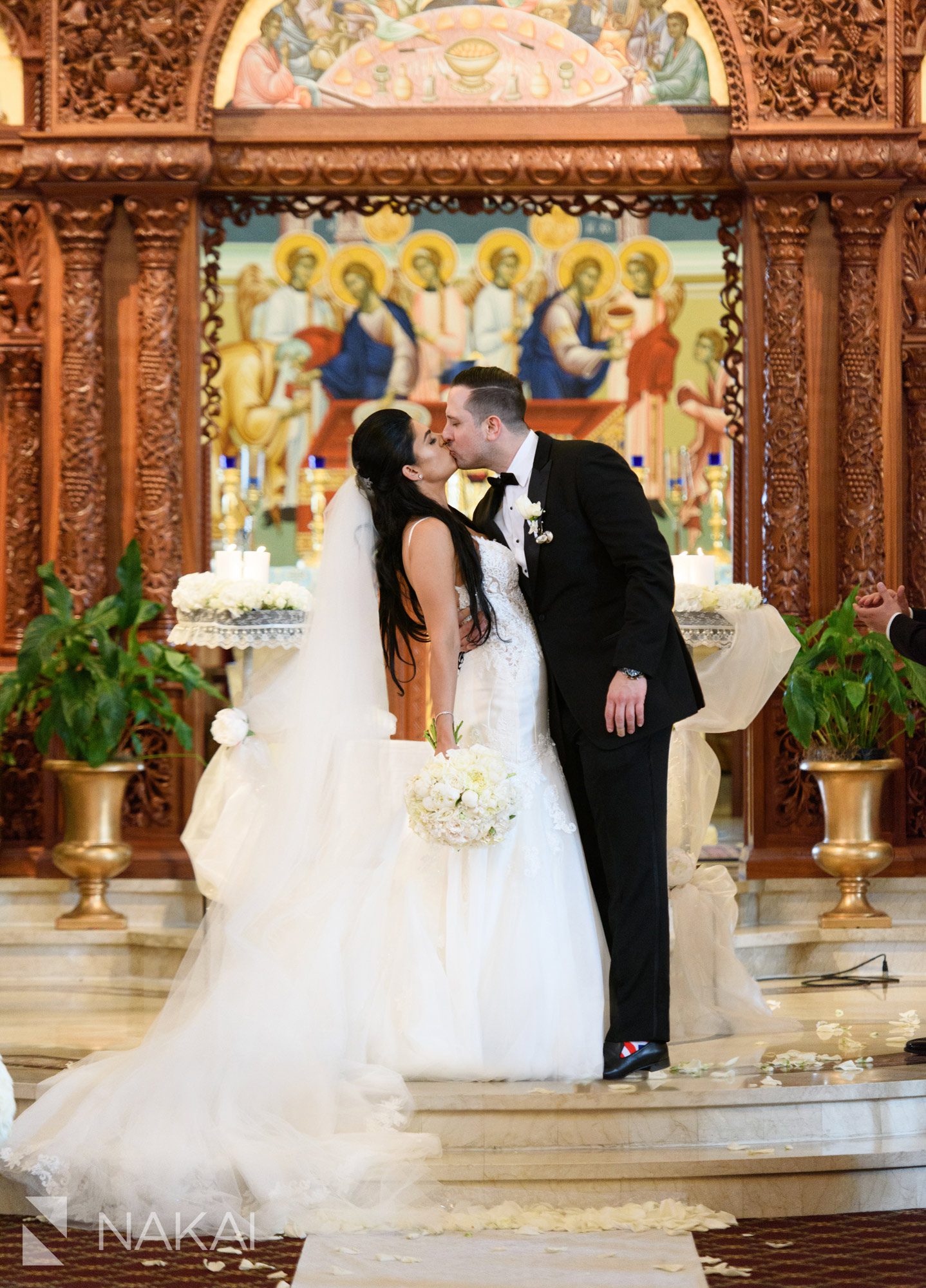 chicago greek wedding ceremony kiss