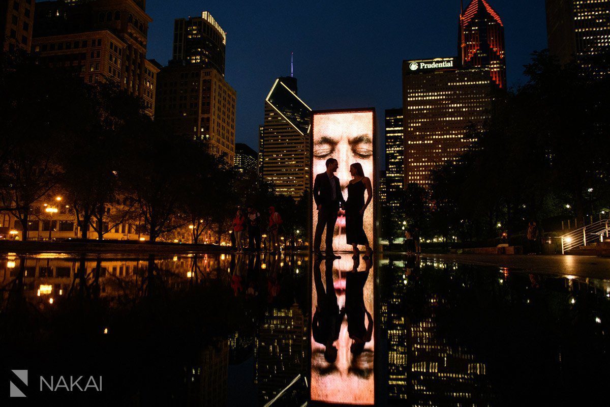 best chicago engagement photos millennium park at night crown fountain