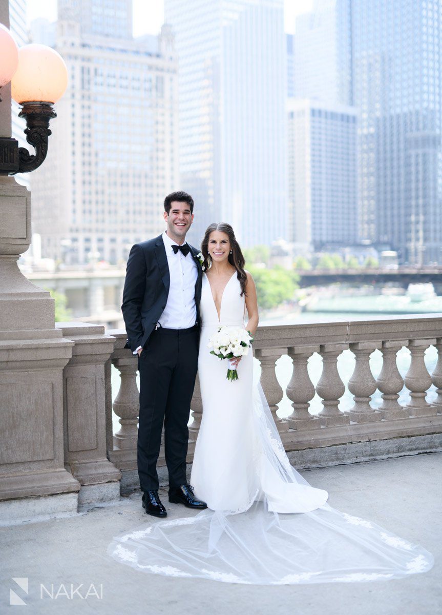 luxury chicago wedding photo bride groom Wrigley building