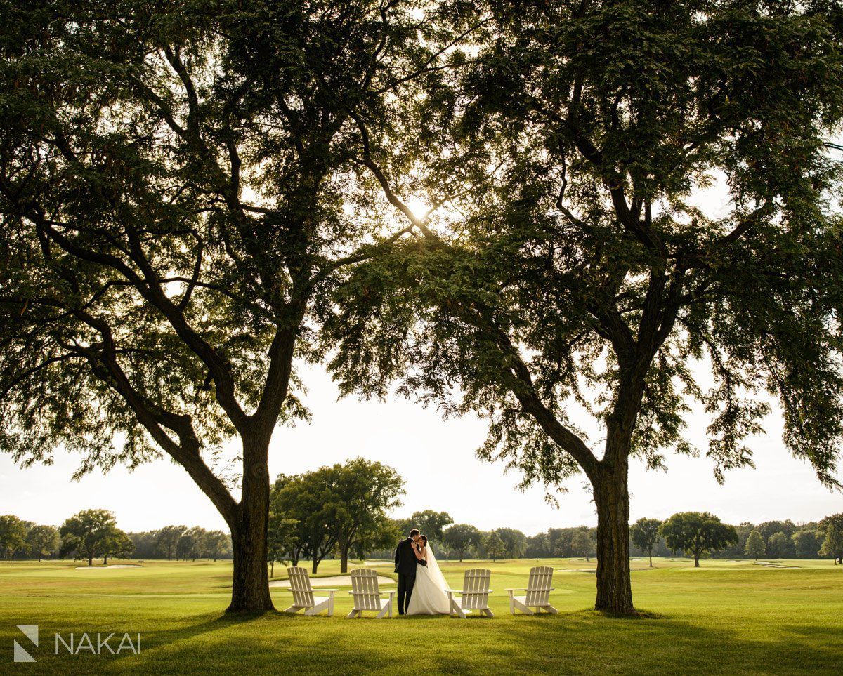 knollwood club lake forest il wedding photo golf course bride groom kissing