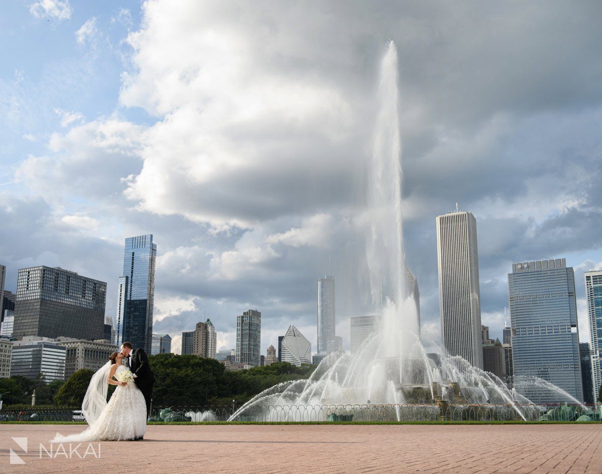 chicago wedding photographer Buckingham fountain