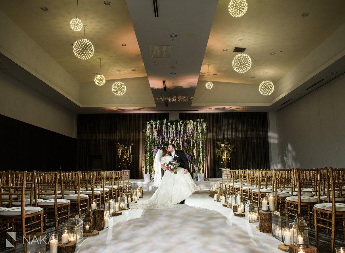 chicago Radisson blu wedding photo bride groom aqua lakeshore east