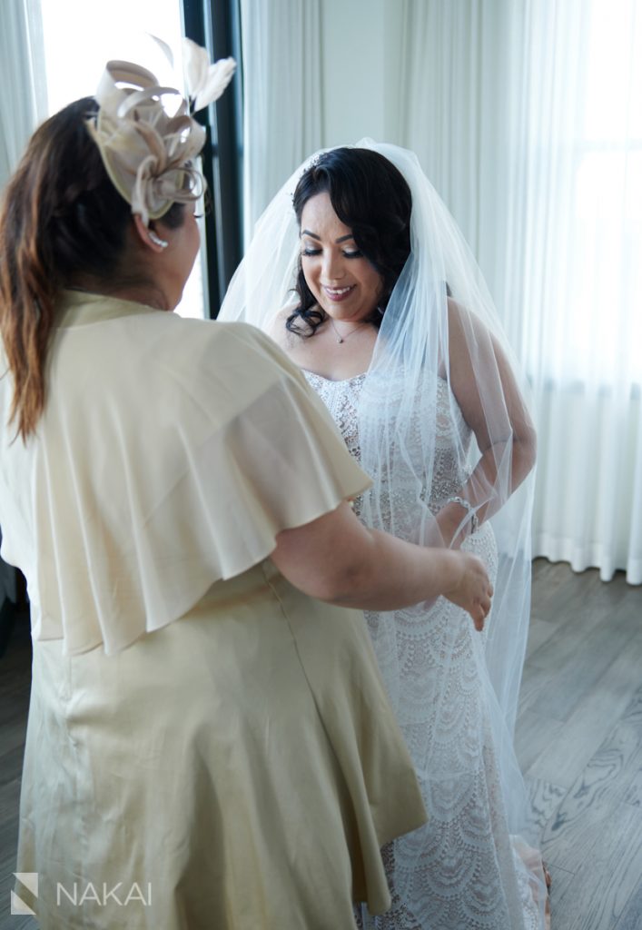 chicago intimate wedding pictures robey hotel getting ready