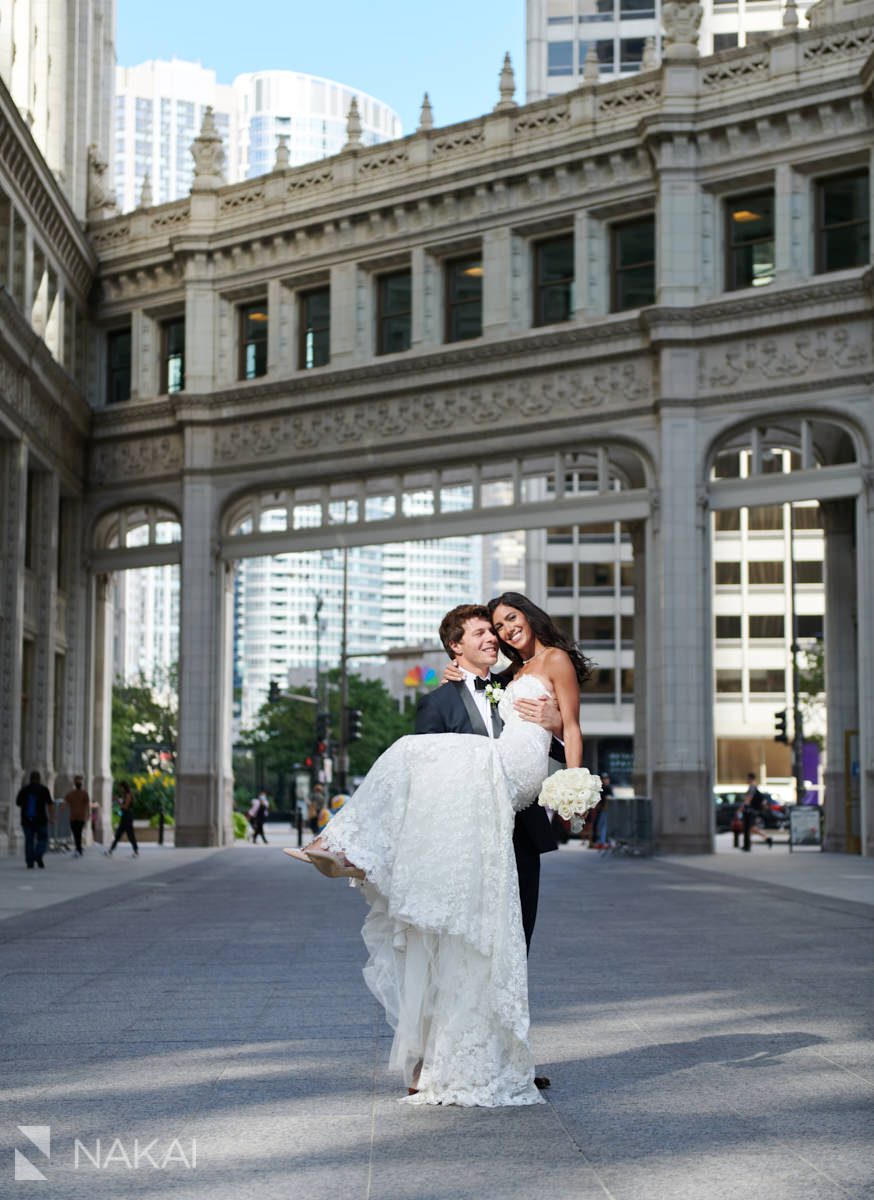couple elopement chicago wedding at Wrigley building