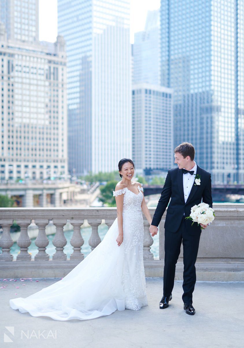 beautiful chicago wedding photos Wrigley building