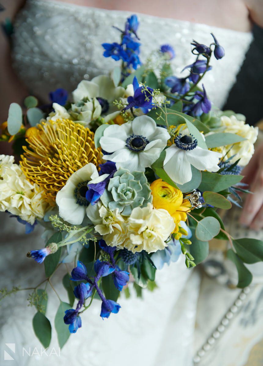 chicago wedding photos bouquet