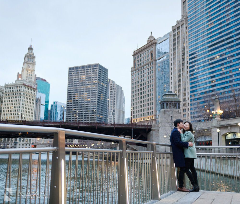 downtown chicago engagement pictures riverwalk