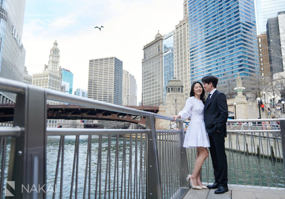 downtown Chicago engagement pictures couple 