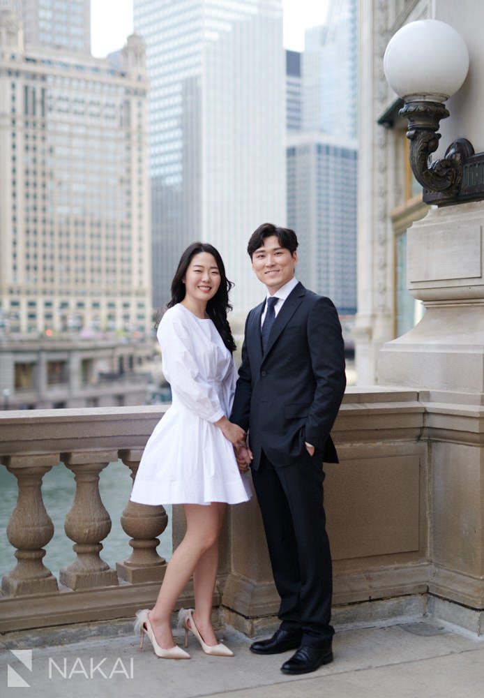 downtown Chicago engagement pictures couple 