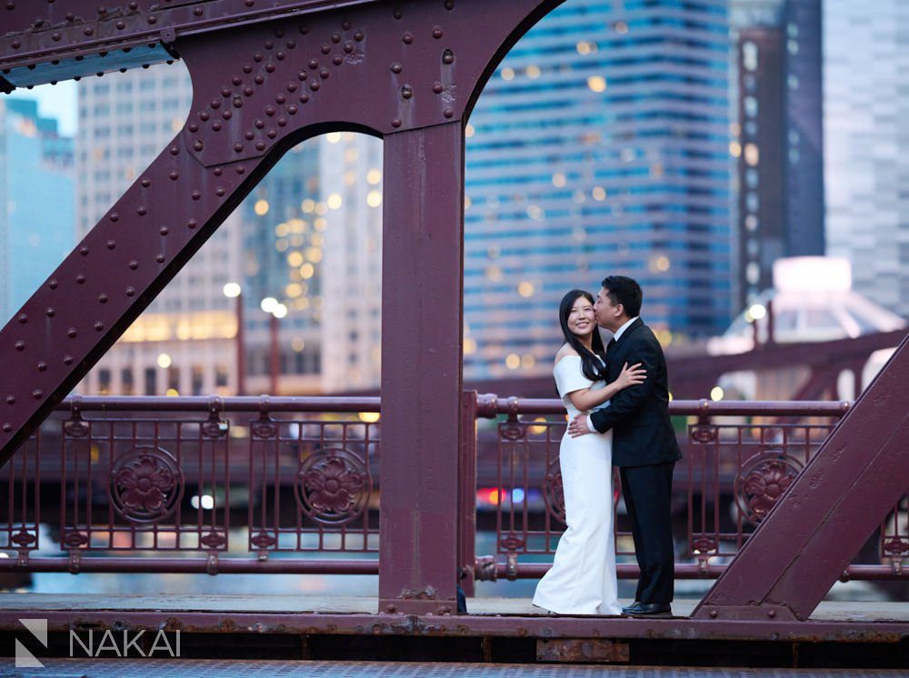 top chicago engagement spots photos bridges