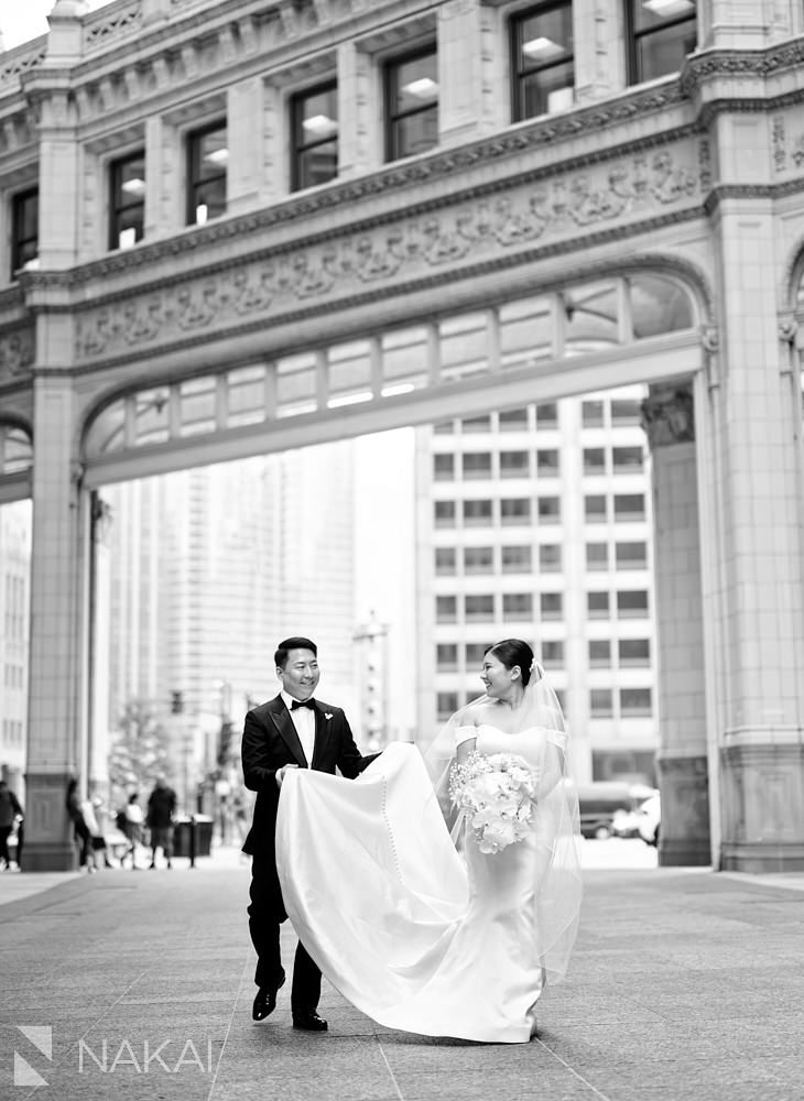 bride groom Chicago Wrigley building wedding photos