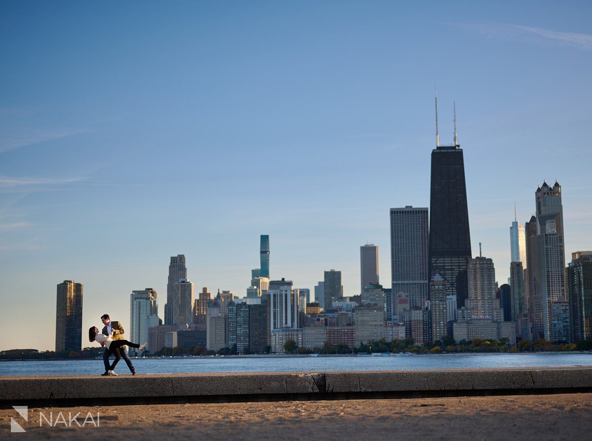 Lincoln park engagement session photos chicago skyline