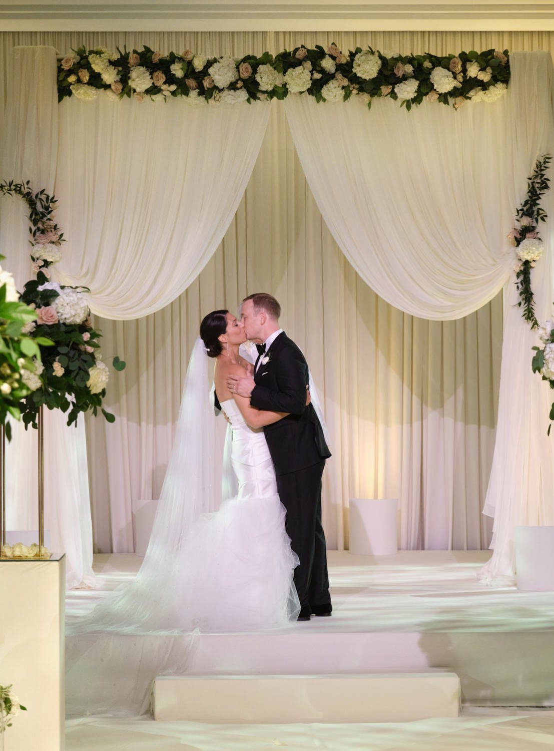 chicago ritz Carlton wedding photography ceremony kiss