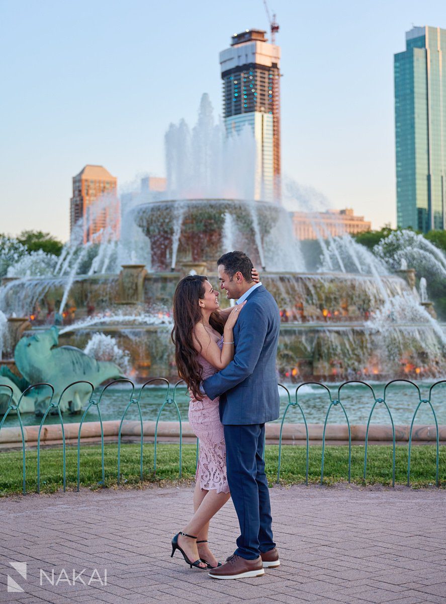 romantic chicago engagement pictures Buckingham fountain