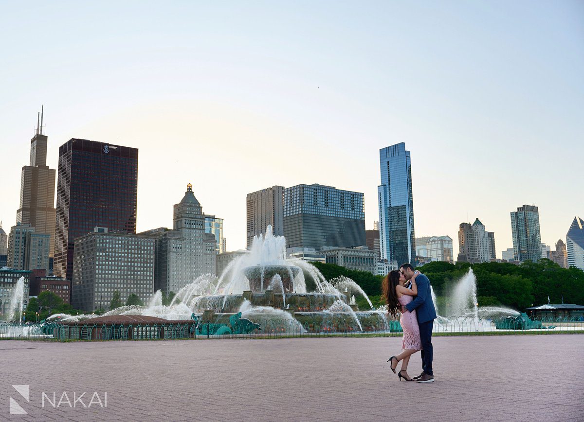 romantic chicago engagement pictures Buckingham fountain