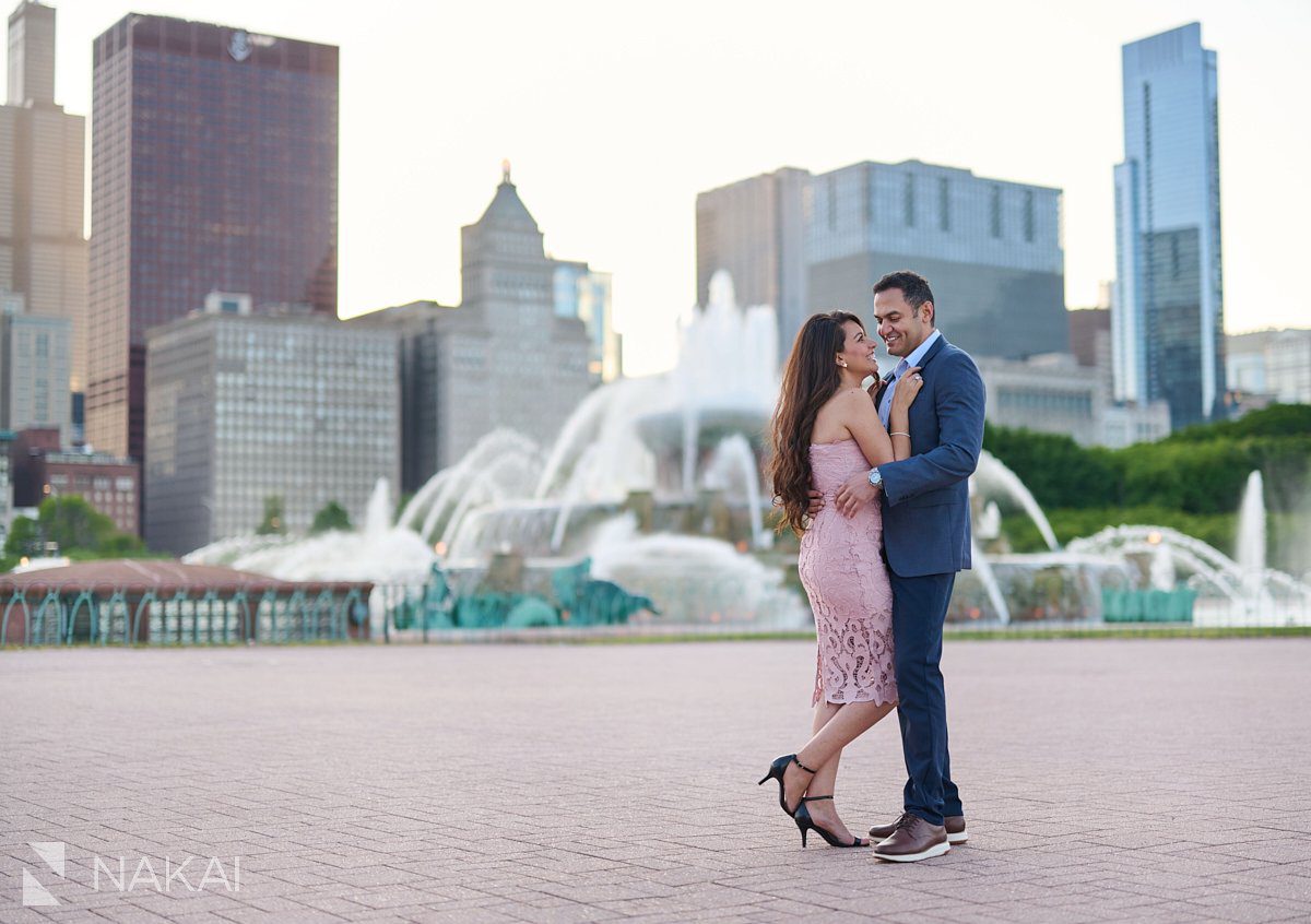 romantic chicago engagement photos Buckingham fountain