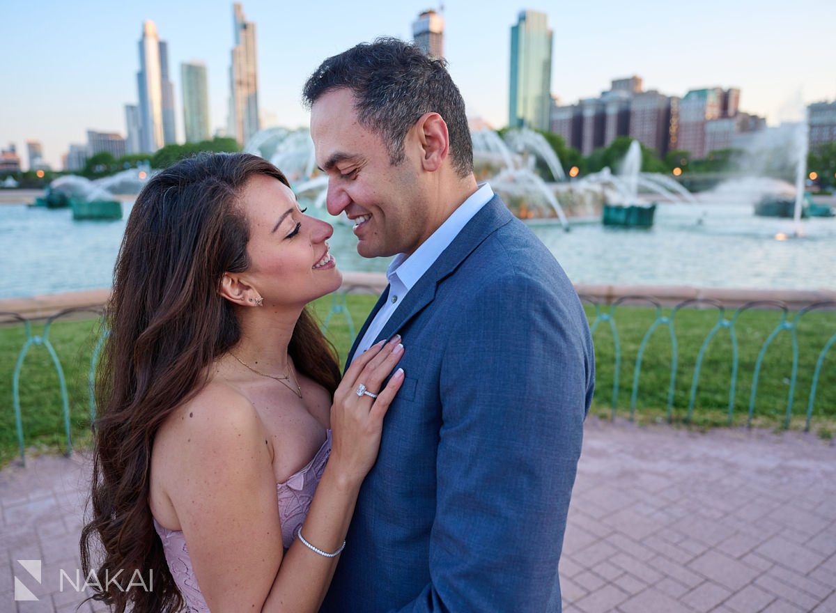 romantic chicago engagement photos Buckingham fountain