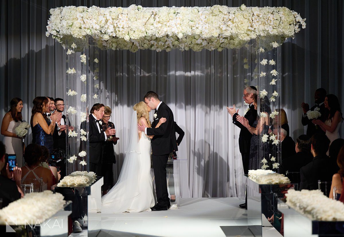 loews chicago wedding photos ceremony kiss