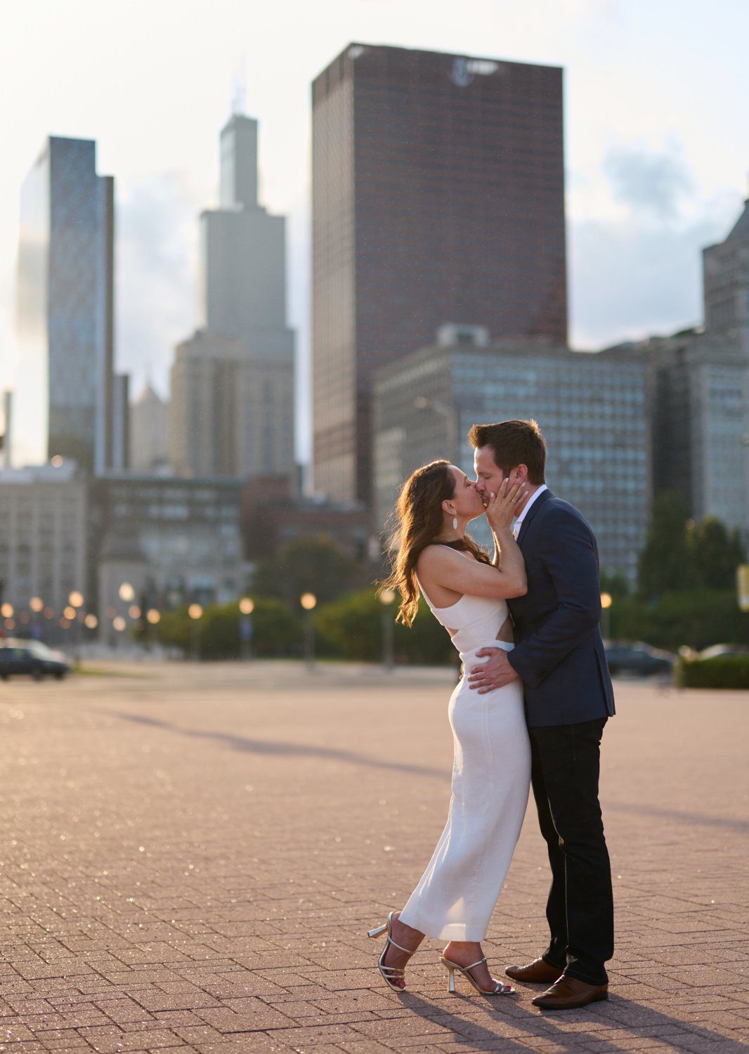 Buckingham Fountain engagement photos chicago romantic kiss