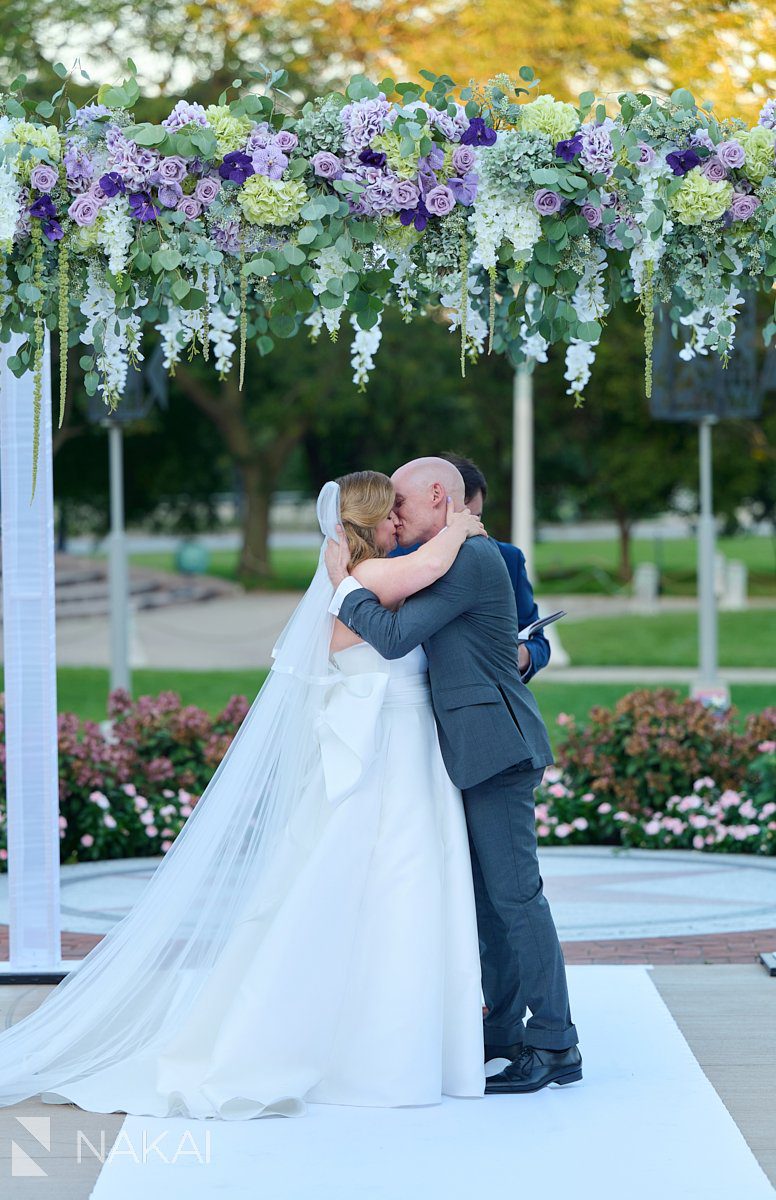 Chicago history museum wedding photos outdoor ceremony kiss