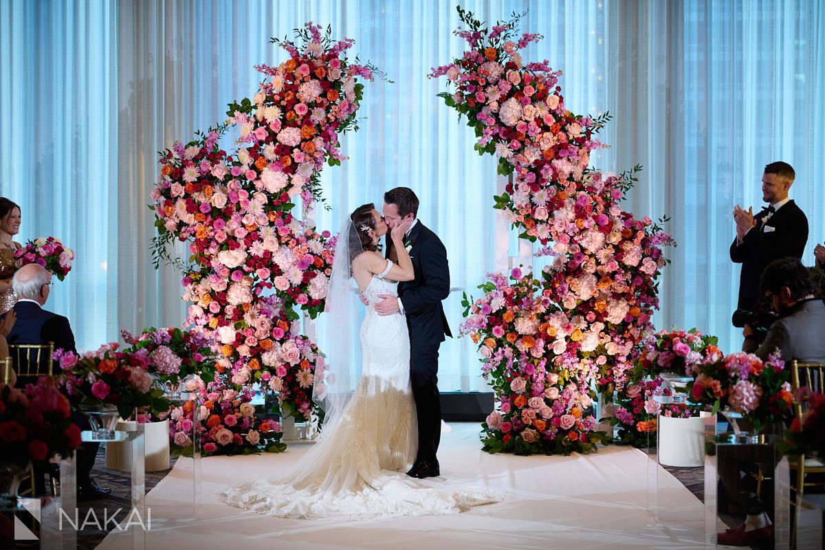 chicago londonhouse wedding photos ceremony kiss