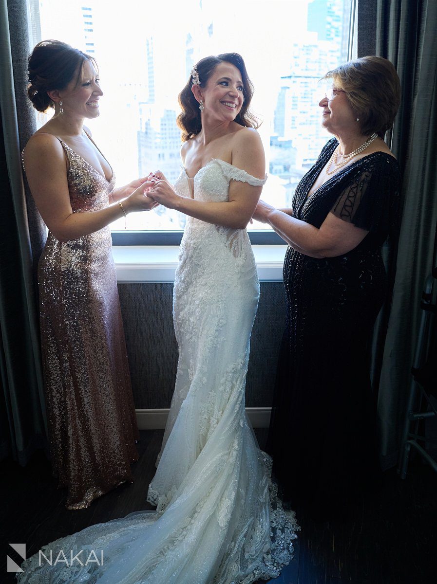 chicago londonhouse wedding photos getting dressed bride