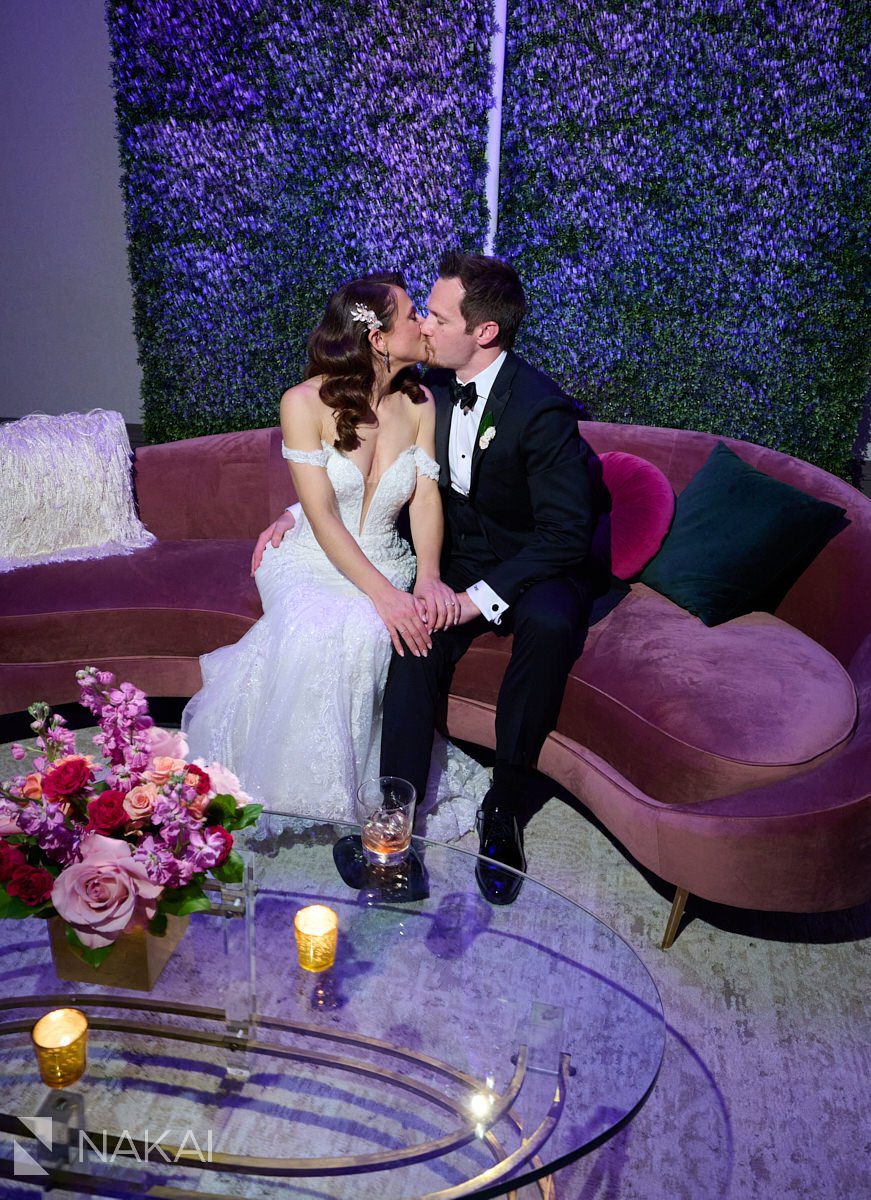 chicago londonhouse wedding photos reception kiss