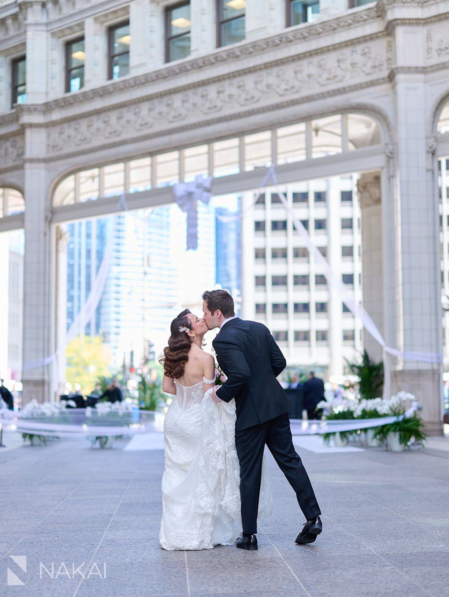 chicago londonhouse wedding photos wrigley building bride groom kiss
