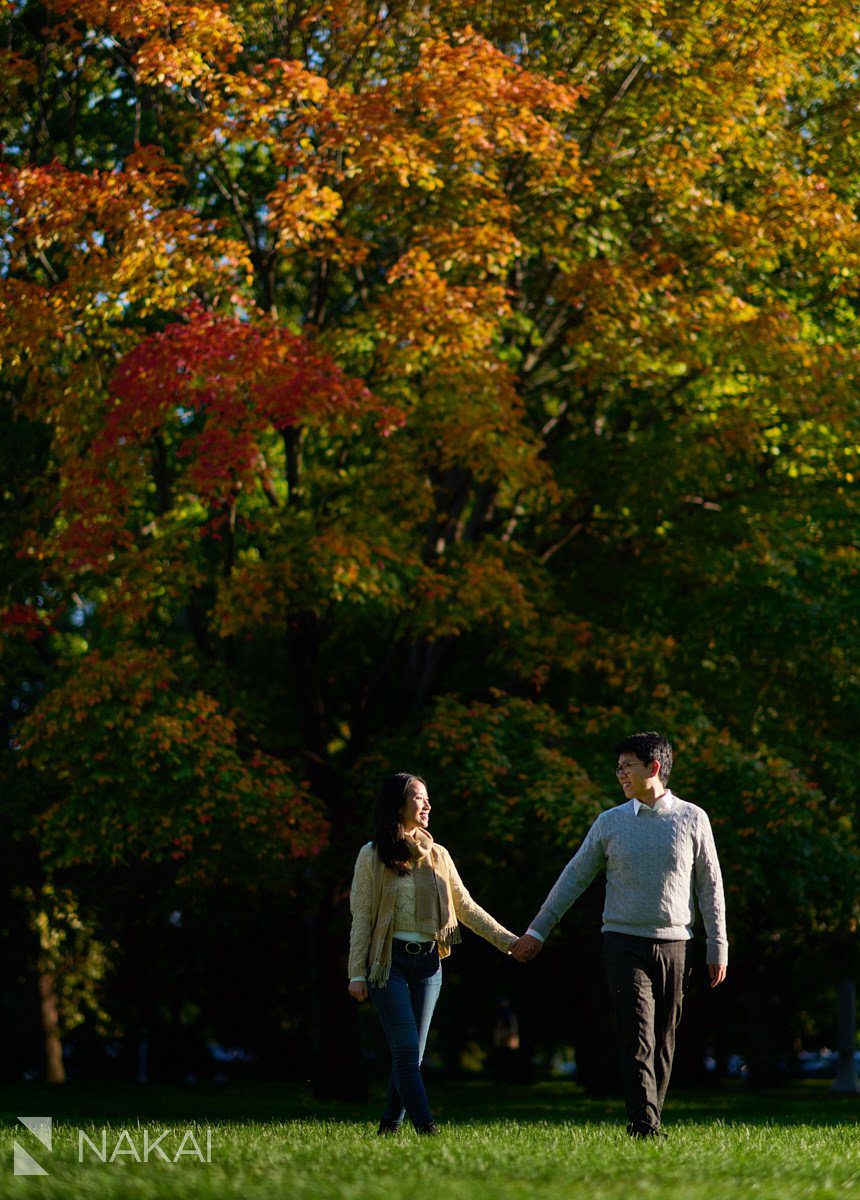 fall chicago engagement photos colors leaves old town