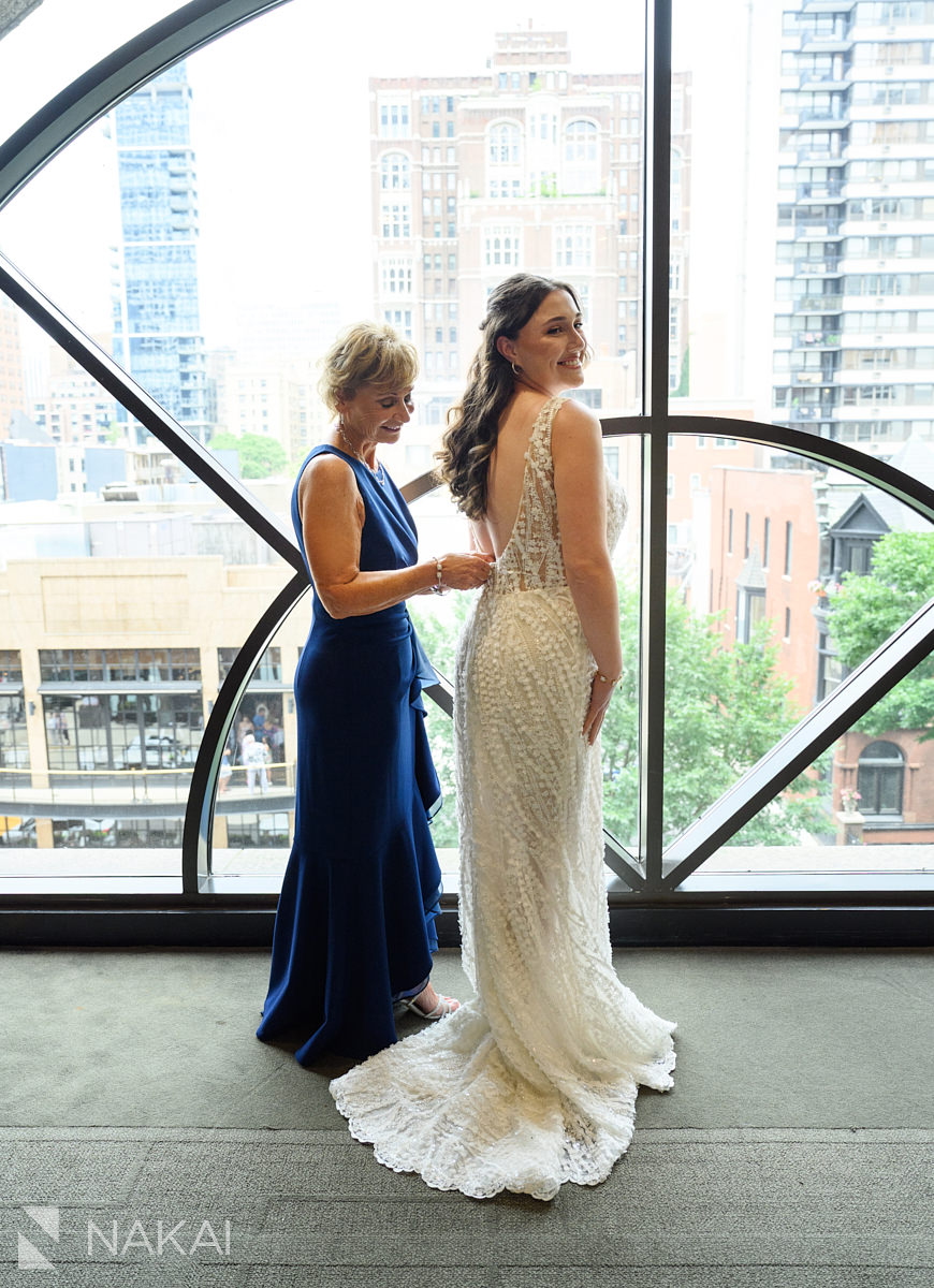 thompson chicago wedding getting ready bride