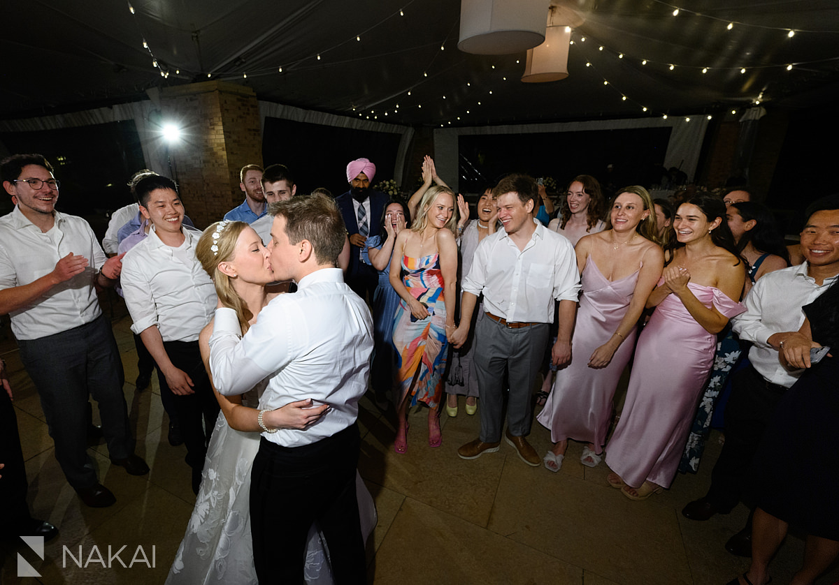 chicago botanic garden wedding reception kiss