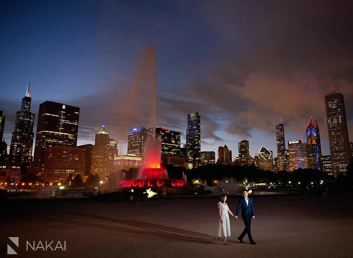 buckingham fountain chicago engagement photo night time